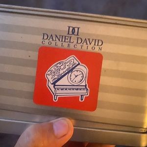 Mini piano clock in gift tin